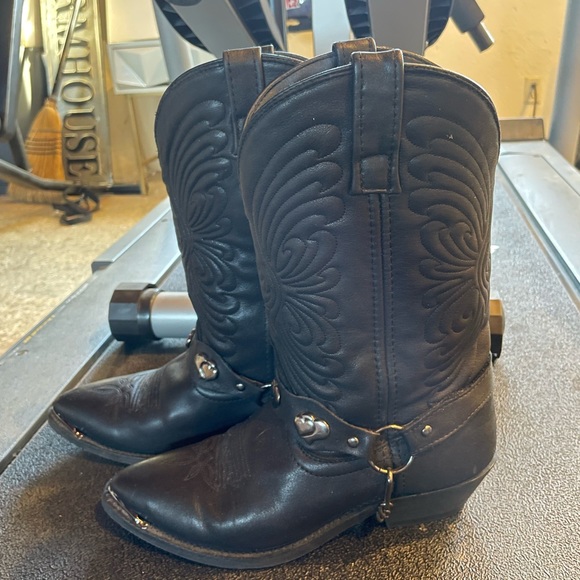 Black western cowgirl boots with heart chain harness details - Picture 4 of 12